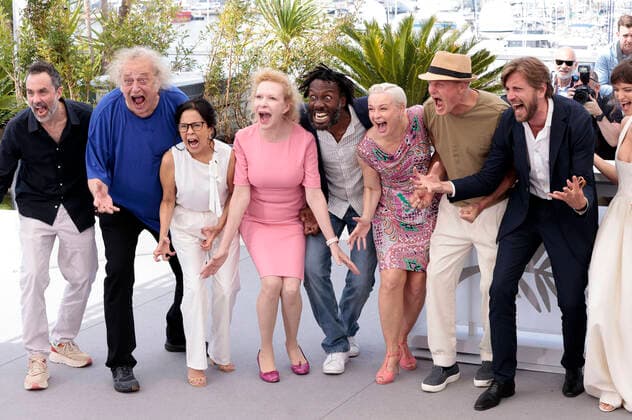 Erik Hemmendorff, Zlatko Buric, Dolly De Leon, Sunnyi Melles, Jean-Christophe Folly, Vicki Berlin, Woody Harrelson, Ruben Östlund und Charlbi Dean Kriek beim Photocall zum Kinofilm Triangle of Sadness auf dem Festival de Cannes 2022 75. Internationale Filmfestspiele von Cannes am Palais des Festivals. Cannes, 22.05.2022