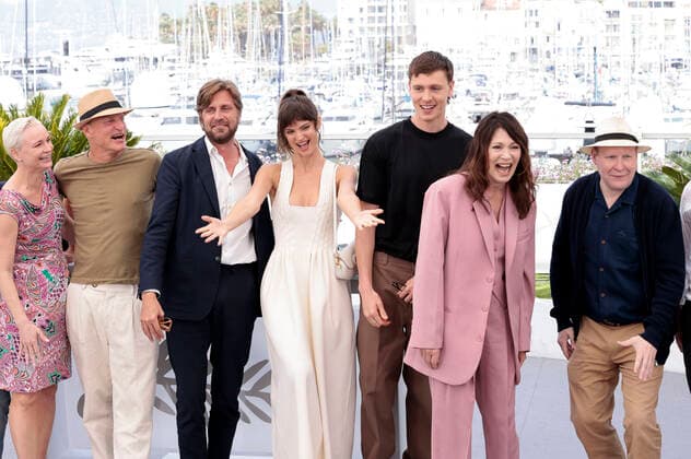 Vicki Berlin, Woody Harrelson, Ruben Östlund, Charlbi Dean Kriek, Harris Dickinson, Iris Berben und Henrik Dorsin beim Photocall zum Kinofilm Triangle of Sadness auf dem Festival de Cannes 2022 75. Internationale Filmfestspiele von Cannes am Palais des Festivals. Cannes, 22.05.2022