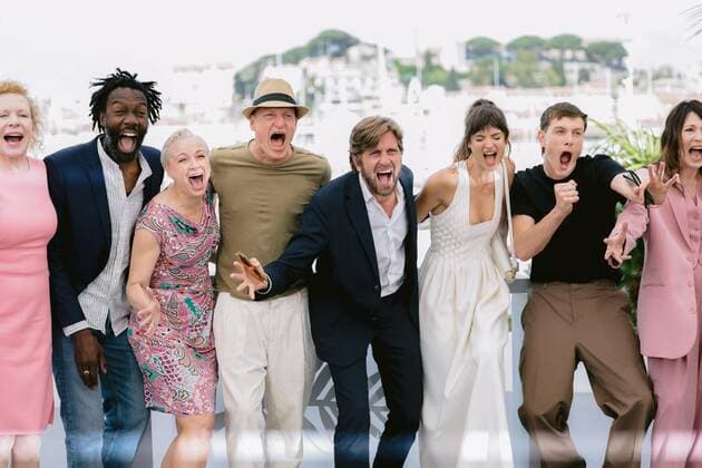 75eme Festival International du Film de Cannes. Photocall du film Triangle of sadness . 75th International Cannes Film Festival. Photocall with Triangle of sadness movie cast 280538 0000-00-00 Cannes France Harrelson, Woody; Ostlund, Ruben; Dean, Charlbi  Copyright: xTerencexBaelenx STAR_280538_003