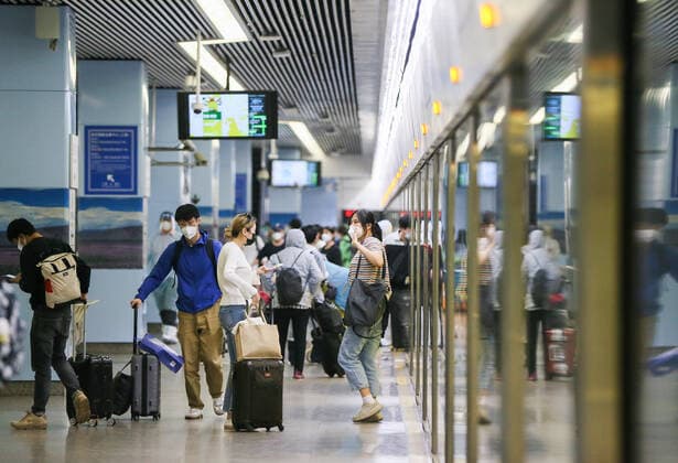 (220522) -- SHANGHAI, May 22, 2022 -- Passengers taking railway transit arrive at Hongqiao Railway Station in Shanghai, east China, May 22, 2022. Shanghai started to resume cross-district public transport starting from Sunday. Transport service on four subway lines and 273 bus routes has resumed on Sunday covering the central urban areas and the city s airports, railway stations, and hospitals. Passengers are allowed to use the public transport system only when they have negative result certificates for nucleic acid testing taken within 48 hours. ) CHINA-SHANGHAI-PUBLIC TRANSPORTATION-RESUMPTION (CN) DingxTing 