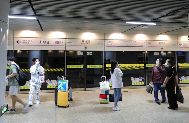 (220522) -- SHANGHAI, May 22, 2022 -- Passengers are seen at Hongqiao Road Station on subway Line 10, in Shanghai, east China, May 22, 2022. Shanghai started to resume cross-district public transport starting from Sunday. Transport service on four subway lines and 273 bus routes has resumed on Sunday covering the central urban areas and the city s airports, railway stations, and hospitals. Passengers are allowed to use the public transport system only when they have negative result certificates for nucleic acid testing taken within 48 hours. ) CHINA-SHANGHAI-PUBLIC TRANSPORTATION-RESUMPTION (CN) FangxZhe 