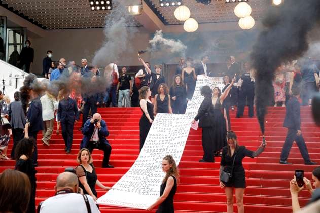 Entertainment Bilder des Tages Mitglieder der feministischen Bewegung Les Colleuses halten ein Transparent mit den Namen von 129 Frauen, die seit den letzten Filmfestspielen in Cannes an häuslicher Gewalt gestorben sind, bei der Premiere des Kinofilms Holy Spider Les nuits de Mashhad auf dem Festival de Cannes 2022 75. Internationale Filmfestspiele von Cannes im Palais des Festivals. Cannes, 22.05.2022