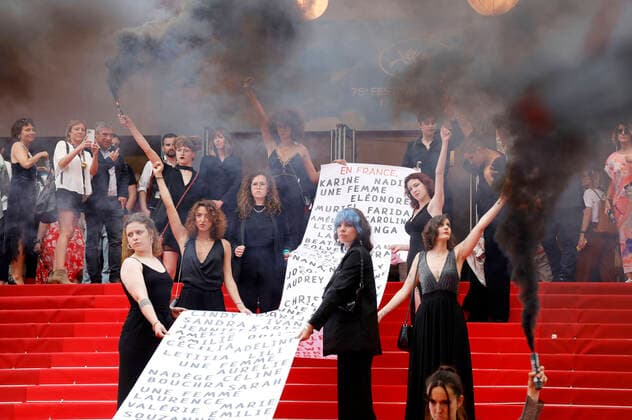 Mitglieder der feministischen Bewegung Les Colleuses halten ein Transparent mit den Namen von 129 Frauen, die seit den letzten Filmfestspielen in Cannes an häuslicher Gewalt gestorben sind, bei der Premiere des Kinofilms Holy Spider Les nuits de Mashhad auf dem Festival de Cannes 2022 75. Internationale Filmfestspiele von Cannes im Palais des Festivals. Cannes, 22.05.2022