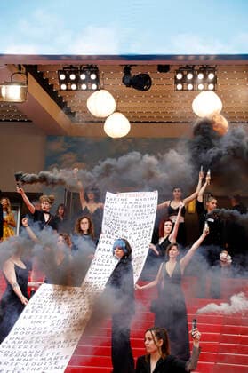 Mitglieder der feministischen Bewegung Les Colleuses halten ein Transparent mit den Namen von 129 Frauen, die seit den letzten Filmfestspielen in Cannes an häuslicher Gewalt gestorben sind, bei der Premiere des Kinofilms Holy Spider Les nuits de Mashhad auf dem Festival de Cannes 2022 75. Internationale Filmfestspiele von Cannes im Palais des Festivals. Cannes, 22.05.2022