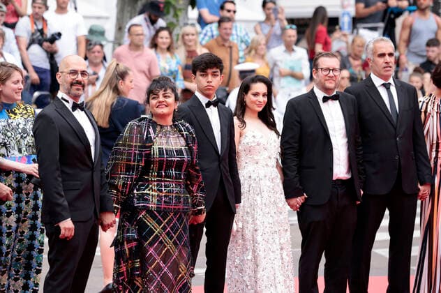 Nima Akbarpour, Sara Fazilat, Gast, Forouzan Jamshidnejad, Sol Bondy, Mehdi Bajestani und Zar Amir-Ebrahimi bei der Premiere des Kinofilms Holy Spider Les nuits de Mashhad auf dem Festival de Cannes 2022 75. Internationale Filmfestspiele von Cannes im Palais des Festivals. Cannes, 22.05.2022