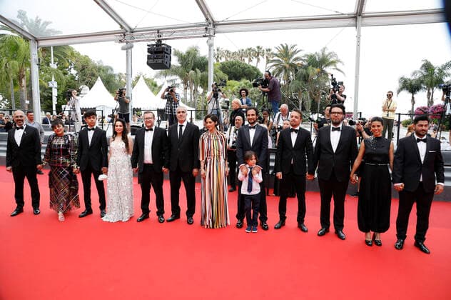 Forouzan Jamshidnejad, Sol Bondy, Mehdi Bajestani, Zar Amir-Ebrahimi, Ali Abbasi, Jacob Jarek, Arash Ashtiani, Alice Rahimi und Gäste bei der Premiere des Kinofilms Holy Spider Les nuits de Mashhad auf dem Festival de Cannes 2022 75. Internationale Filmfestspiele von Cannes im Palais des Festivals. Cannes, 22.05.2022