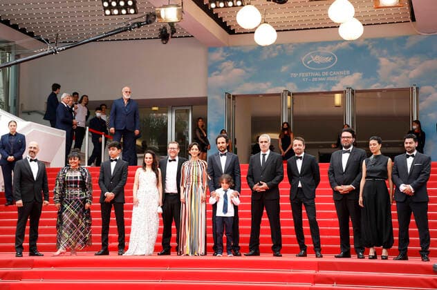Sara Fazilat, Forouzan Jamshidnejad, Sol Bondy, Zar Amir-Ebrahimi, Ali Abbasi, Mehdi Bajestani, Jacob Jarek und Gäste bei der Premiere des Kinofilms Holy Spider Les nuits de Mashhad auf dem Festival de Cannes 2022 75. Internationale Filmfestspiele von Cannes im Palais des Festivals. Cannes, 22.05.2022
