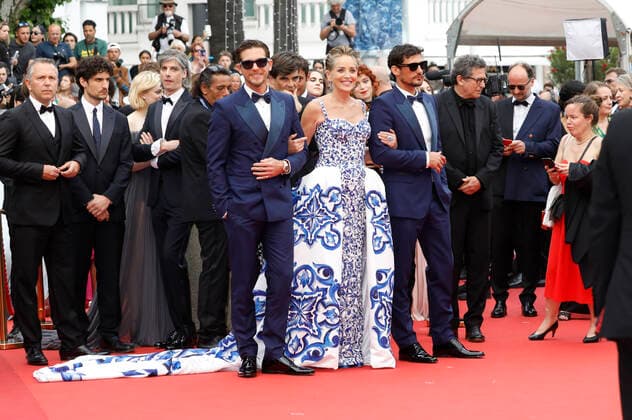 Adam Senn, Sharon Stone und Sam Webb bei der Premiere des Kinofilms Forever Young Les Amandiers auf dem Festival de Cannes 2022 75. Internationale Filmfestspiele von Cannes im Palais des Festivals. Cannes, 22.05.2022