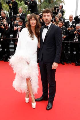 Alison Toby mit Begleitung bei der Premiere des Kinofilms Forever Young Les Amandiers auf dem Festival de Cannes 2022 75. Internationale Filmfestspiele von Cannes im Palais des Festivals. Cannes, 22.05.2022
