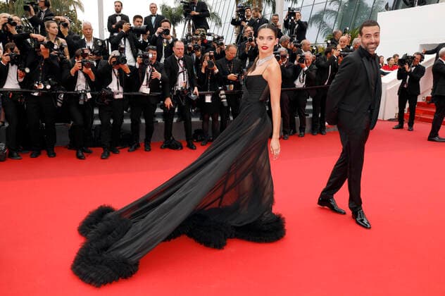 Sara Sampaio und Mohammed Al Turki bei der Premiere des Kinofilms Forever Young Les Amandiers auf dem Festival de Cannes 2022 75. Internationale Filmfestspiele von Cannes im Palais des Festivals. Cannes, 22.05.2022