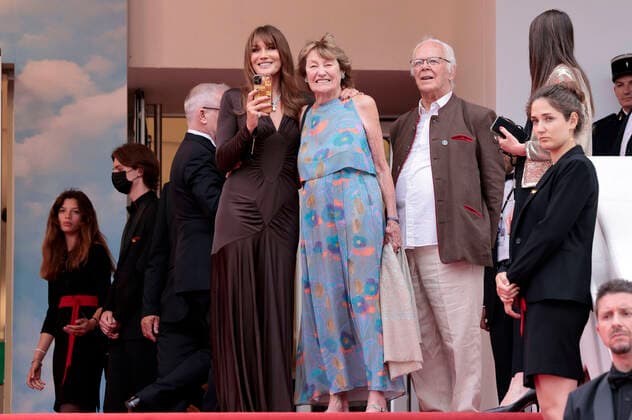 Carla Bruni mit ihrer Mutter Marisa Borini bei der Premiere des Kinofilms Forever Young Les Amandiers auf dem Festival de Cannes 2022 75. Internationale Filmfestspiele von Cannes im Palais des Festivals. Cannes, 22.05.2022