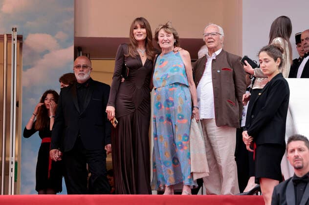 Carla Bruni mit ihrer Mutter Marisa Borini bei der Premiere des Kinofilms Forever Young Les Amandiers auf dem Festival de Cannes 2022 75. Internationale Filmfestspiele von Cannes im Palais des Festivals. Cannes, 22.05.2022