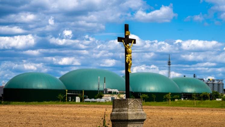22.05.2022, Deutschland,Sachsen, Radibor: Blick auf eine Biogasanlage bei Radibor in der sorbischen Oberlausitz. Am Weg steht ein Kruzifix, das in der Sorben-Region häufig zu finden ist. *** 22 05 2022, Germany,Saxony, Radibor View of a biogas plant near Radibor in the Sorbian Upper Lusatia On the way there is a crucifix, which is often found in the Sorbian region