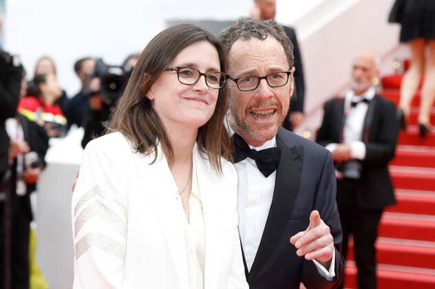 Ethan Coen mit Begleitung bei der Premiere des Kinofilms Forever Young Les Amandiers auf dem Festival de Cannes 2022 75. Internationale Filmfestspiele von Cannes im Palais des Festivals. Cannes, 22.05.2022