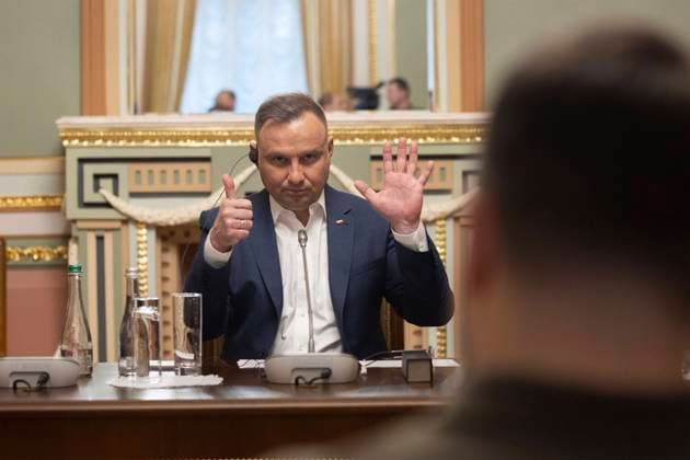 Ukraine-Krieg, Jahrestag der Invasion, Persönlichkeiten besuchen die Ukraine, Archivbilder News Themen der Woche KW20 News Bilder des Tages May 22, 2022, Kyiv, Ukraine: Polish President Andrzej Duda, left, gestures during a face-to-face extended bilateral meeting with Ukrainian President Volodymyr Zelenskyy at the Mariinsky Palace, May 22, 2022 in Kyiv, Ukraine. Duda urged Ukraine not to give into the demands of Russian President Vladimir Putin. Kyiv Ukraine - ZUMAp138 20220522_zaa_p138_085 Copyright: xSarsenovxDaniiar UkrainexPresidex