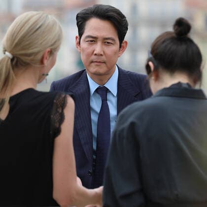 Entertainment Bilder des Tages May 22, 2022, Cannes, Cote d Azur, France: SQUID GAME star LEE JUNG-JAE of South Korea is being interviewed during 75th annual Cannes Film Festival Cannes France - ZUMAc179 20220522_zep_c179_130 Copyright: xMickaelxChavetx