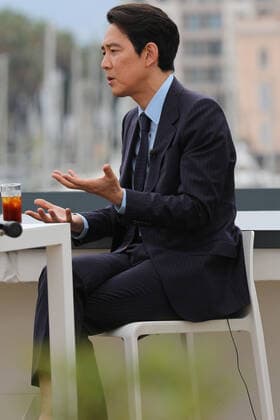 May 22, 2022, Cannes, Cote d Azur, France: SQUID GAME star LEE JUNG-JAE of South Korea is being interviewed during 75th annual Cannes Film Festival Cannes France - ZUMAc179 20220522_zep_c179_128 Copyright: xMickaelxChavetx