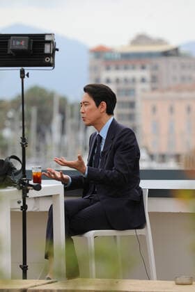 May 22, 2022, Cannes, Cote d Azur, France: SQUID GAME star LEE JUNG-JAE of South Korea is being interviewed during 75th annual Cannes Film Festival Cannes France - ZUMAc179 20220522_zep_c179_126 Copyright: xMickaelxChavetx