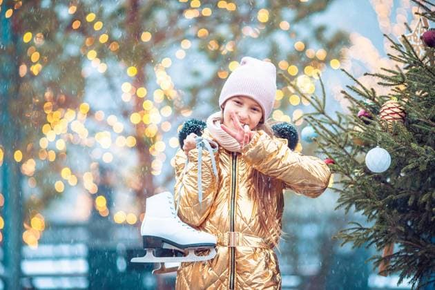 IMAGO Creative, Jahreszeit Winter, Eislaufen Little girl going to skate in winter snow day outdoors, model released, , 30426728.jpg, ice rink, girl, skate, fir-tree, winter, fun, skating, christmas, people, female, figure, childhood, ice-skating, child, health, little, schoolgirl, sport, skates, activity, active, kids, caucasian, portrait, cute, smile, young, rink, joy, happy, holiday, snow, outdoor, cold, warm, walk, season, recreation, small, december, kid, hobby, skater, vacation, red, happiness, playing, blade, healthy, cheerful,