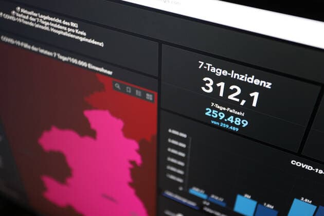 Dashboard des RKI, die 7-Tage-Inzidenz liegt nun bei 312,1 7-Tage-Inzidenz, Dashboard des RKI auf einem Monitor am 23.05.2022 in Siegen Deutschland.
