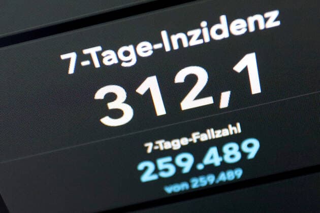 Dashboard des RKI, die 7-Tage-Inzidenz liegt nun bei 312,1 7-Tage-Inzidenz, Dashboard des RKI auf einem Monitor am 23.05.2022 in Siegen Deutschland.