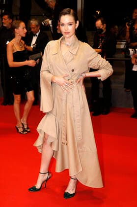 Emilia Schüle bei der Premiere des Kinofilms November Novembre auf dem Festival de Cannes 2022 75. Internationale Filmfestspiele von Cannes im Palais des Festivals. Cannes, 22.05.2022