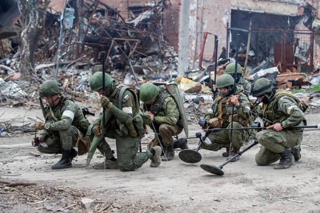 Ukraine-Krieg, Jahrestag der Invasion, Chronologie der Ereignisse, Archivbilder News Themen der Woche KW20 News Bilder des Tages MARIUPOL, UKRAINE - MAY 22, 2022: Servicemen of the Russian Engineer Troops carry out a mine clearing operation at the Azovstal Iron and Steel Works. The Russian Armed Forces are carrying out a special military operation in Ukraine in response to requests from the leaders of the Donetsk People s Republic and Lugansk People s Republic for assistance. Alexander Garmayev TASS  TS13254D