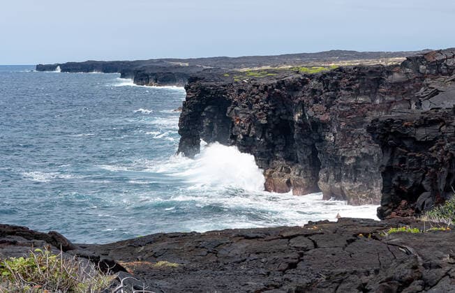 Big Island USA, Hawaii, Big Island, Urlaubseindruecke und Sehenswuerdigkeiten, 21.05.2022. Durch den Volcanoes National Park im Suedosten von Big Island: der Holei Sea Arch direkt an der Pazifikkueste mit ausschliesslich Lavagestein. USA, Hawaii, Big Island, Urlaubseindruecke und Sehenswuerdigkeiten, 21.05.2022. Copyright: xEibnerxPressefotox xHeikexFeinerx EP_HFR