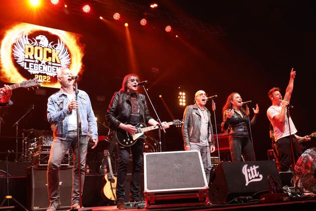 Dirk Michaelis, Dieter Maschine Birr, Toni Krahl von City, Julia Neigel von Silly und Alexander Knappe live bei einem Konzert der Rock Legenden Live 2022 in der Max-Schmeling-Halle. Berlin, 22.05.2022