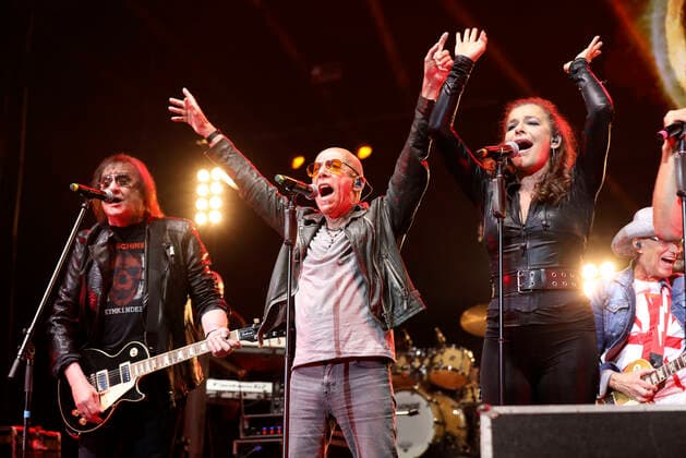 Dieter Maschine Birr, Toni Krahl von City und Julia Neigel von Silly live bei einem Konzert der Rock Legenden Live 2022 in der Max-Schmeling-Halle. Berlin, 22.05.2022