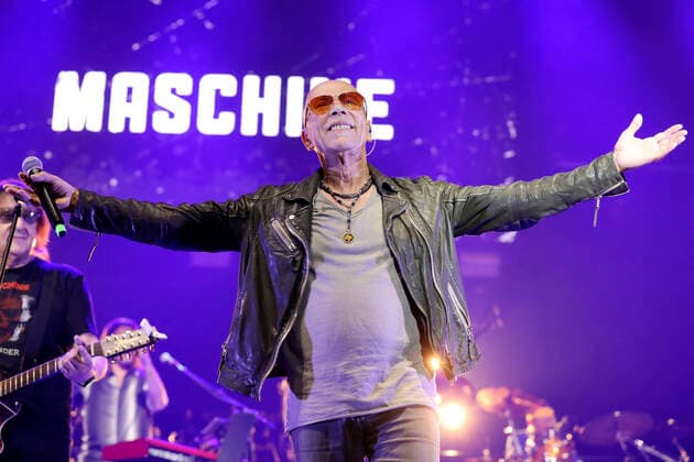 Toni Krahl von City live bei einem Konzert der Rock Legenden Live 2022 in der Max-Schmeling-Halle. Berlin, 22.05.2022