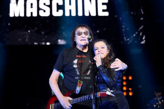 Dieter Maschine Birr und Julia Neigel von Silly live bei einem Konzert der Rock Legenden Live 2022 in der Max-Schmeling-Halle. Berlin, 22.05.2022