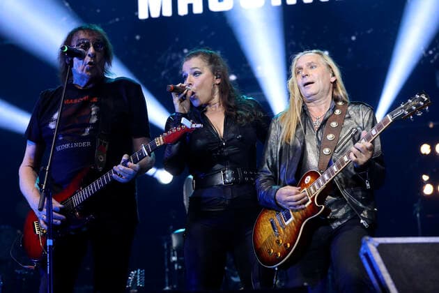 Dieter Maschine Birr, Julia Neigel und Uwe Hassbecker von Silly live bei einem Konzert der Rock Legenden Live 2022 in der Max-Schmeling-Halle. Berlin, 22.05.2022
