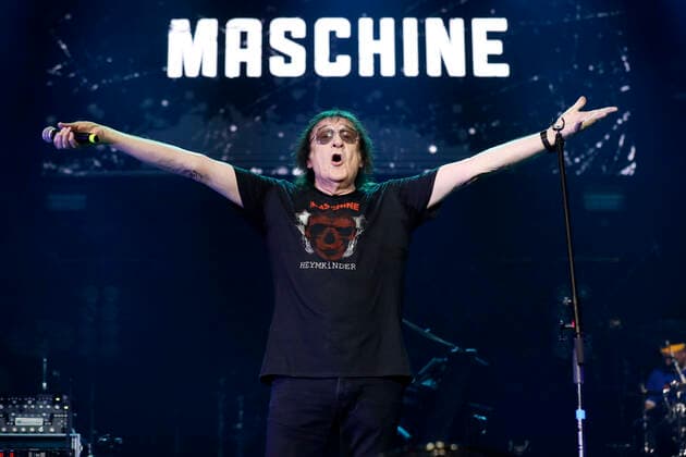 Dieter Maschine Birr live bei einem Konzert der Rock Legenden Live 2022 in der Max-Schmeling-Halle. Berlin, 22.05.2022