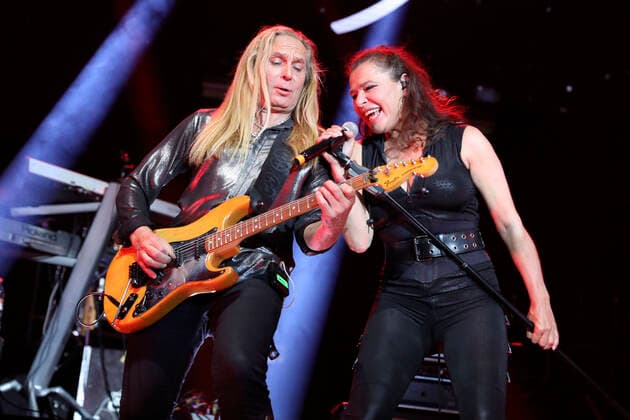 Uwe Hassbecker und Julia Neigel von Silly live bei einem Konzert der Rock Legenden Live 2022 in der Max-Schmeling-Halle. Berlin, 22.05.2022