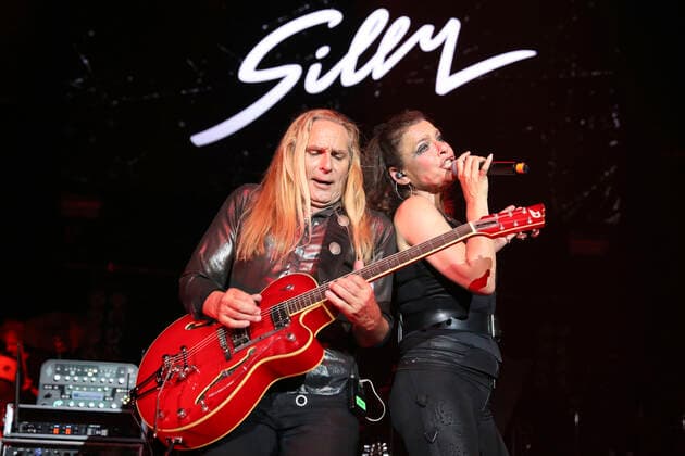Uwe Hassbecker und Julia Neigel von Silly live bei einem Konzert der Rock Legenden Live 2022 in der Max-Schmeling-Halle. Berlin, 22.05.2022