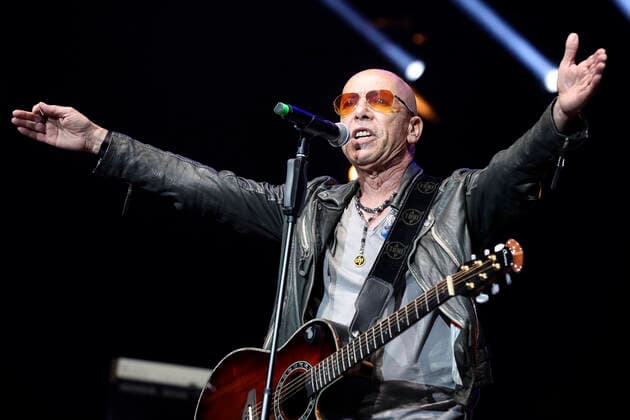 Toni Krahl von City live bei einem Konzert der Rock Legenden Live 2022 in der Max-Schmeling-Halle. Berlin, 22.05.2022