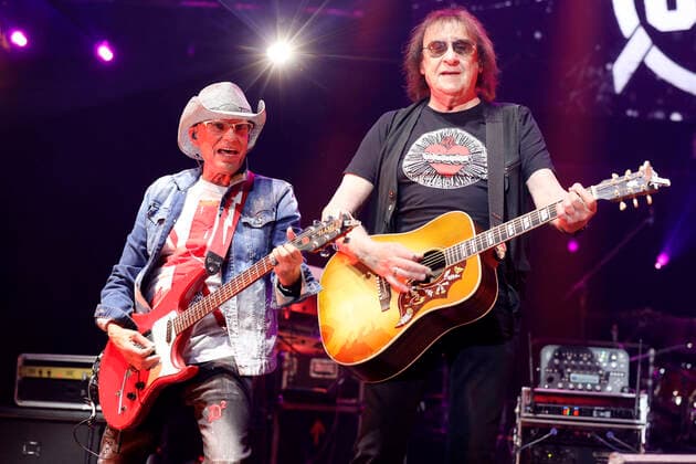 Fritz Puppel von City und Dieter Maschine Birr live bei einem Konzert der Rock Legenden Live 2022 in der Max-Schmeling-Halle. Berlin, 22.05.2022