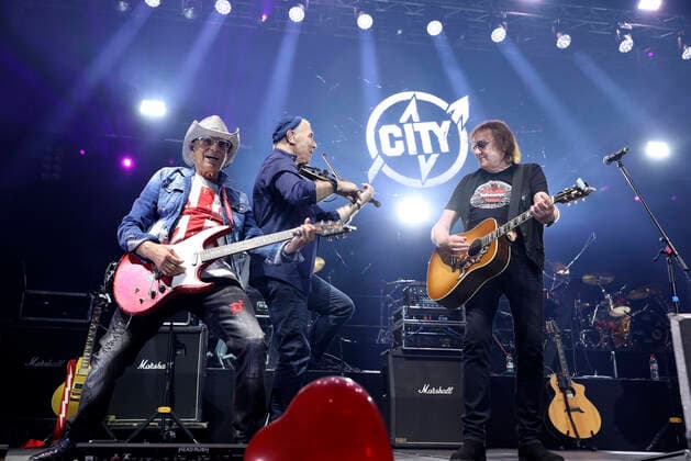 Fritz Puppel, Georgi Gogow von City und Dieter Maschine Birr live bei einem Konzert der Rock Legenden Live 2022 in der Max-Schmeling-Halle. Berlin, 22.05.2022