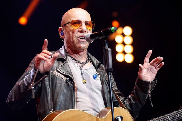 Toni Krahl von City live bei einem Konzert der Rock Legenden Live 2022 in der Max-Schmeling-Halle. Berlin, 22.05.2022