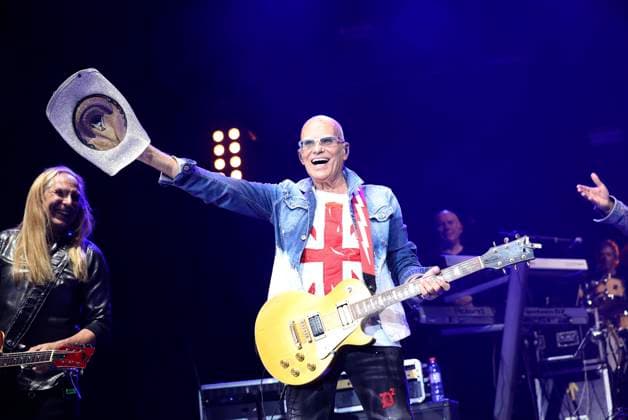 Uwe Hassbecker von Silly und Fritz Puppel von City live bei einem Konzert der Rock Legenden Live 2022 in der Max-Schmeling-Halle. Berlin, 22.05.2022