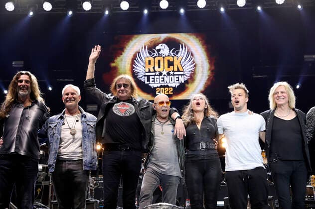 Dirk Michaelis, Dieter Maschine Birr, Toni Krahl von City, Julia Neigel von Silly, Alexander Knappe und Rüdiger Ritchie Barton von Silly live bei einem Konzert der Rock Legenden Live 2022 in der Max-Schmeling-Halle. Berlin, 22.05.2022