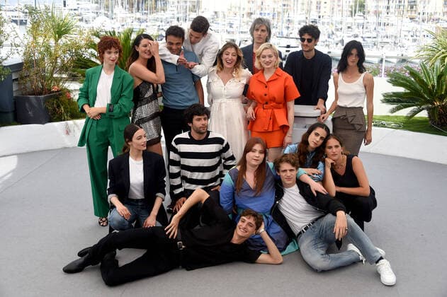 Bilder des Jahres 2022, Entertainment 05 Mai Entertainment Themen der Woche KW21 Entertainment Bilder des Tages 75th Cannes film festival 2022, Photocall film Les amandiers . Pictured: lara Bretheau, Alexia Chardard, Sofiane Bennacer, Noham Edje, Director Valeria Bruni Tedeschi, Nadia Tereszkiewicz, Micha Lescot, Louis Garrel, Suzanne Lindon. Front : Eva Danino, Vassili Schneider, Baptiste Carrion-Weiss, Liv Henneguier, Oscar Lesage, LÃ na Garrel, Sarah Henochsberg  Copyright: xAlbertoxTerenghi Cannesx2022x xix xVenezia2020x