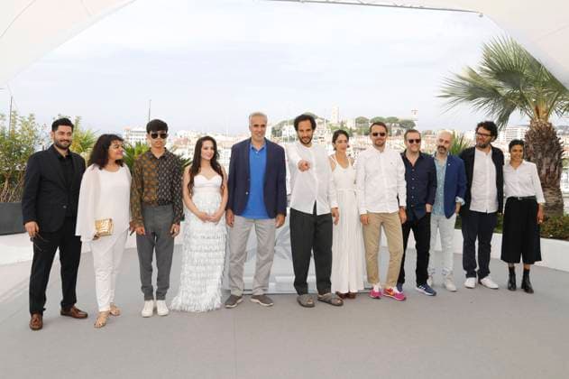 Sina Parvaneh, Sara Fazilat, Mesbah Taleb, Forouzan Jamshidnejad, Mehdi Bajestani, Ali Abbasi, Zar Amir-Ebrahimi, Jacob Jarek, Sol Bondy, Nima Akbarpour, Arash Ashtiani, und Alice Rahimi beim Photocall zum Kinofilm Holy Spider auf dem Festival de Cannes 2022 75. Internationale Filmfestspiele von Cannes am Palais des Festivals. Cannes, 23.05.2022