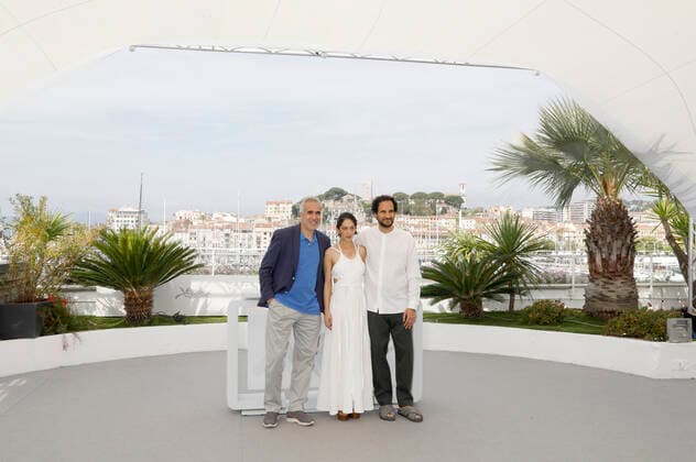Mehdi Bajestani, Zar Amir-Ebrahimi und Ali Abbasi beim Photocall zum Kinofilm Holy Spider auf dem Festival de Cannes 2022 75. Internationale Filmfestspiele von Cannes am Palais des Festivals. Cannes, 23.05.2022