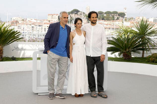 Mehdi Bajestani, Zar Amir-Ebrahimi und Ali Abbasi beim Photocall zum Kinofilm Holy Spider auf dem Festival de Cannes 2022 75. Internationale Filmfestspiele von Cannes am Palais des Festivals. Cannes, 23.05.2022