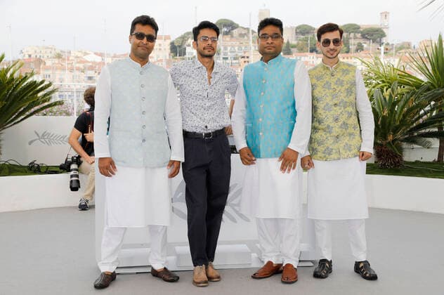 Mohammad Saud, Shaunak Sen, Nadeem Shezad und Salik Rehman beim Photocall zum Dokumentarfilm All That Breathes auf dem Festival de Cannes 2022 75. Internationale Filmfestspiele von Cannes am Palais des Festivals. Cannes, 23.05.2022