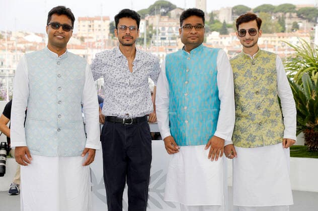 Mohammad Saud, Shaunak Sen, Nadeem Shezad und Salik Rehman beim Photocall zum Dokumentarfilm All That Breathes auf dem Festival de Cannes 2022 75. Internationale Filmfestspiele von Cannes am Palais des Festivals. Cannes, 23.05.2022