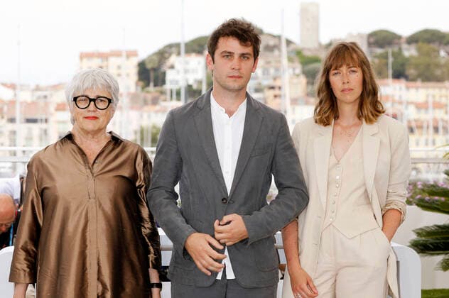 Claudine Nougaret, Simon Depardon und Marie Perennes beim Photocall zum Dokumentarfilm Feminist Ripost Riposte fÃ ministe auf dem Festival de Cannes 2022 75. Internationale Filmfestspiele von Cannes am Palais des Festivals. Cannes, 23.05.2022