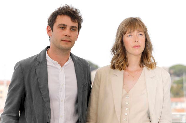 Simon Depardon und Marie Perennes beim Photocall zum Dokumentarfilm Feminist Ripost Riposte fÃ ministe auf dem Festival de Cannes 2022 75. Internationale Filmfestspiele von Cannes am Palais des Festivals. Cannes, 23.05.2022